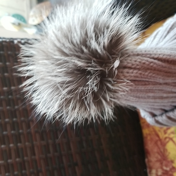 ANNABELLE Knit Chunky Cable Acrylic Real Fur Silver Fox Pom Pom Beanie Hat NWT - Picture 4 of 13